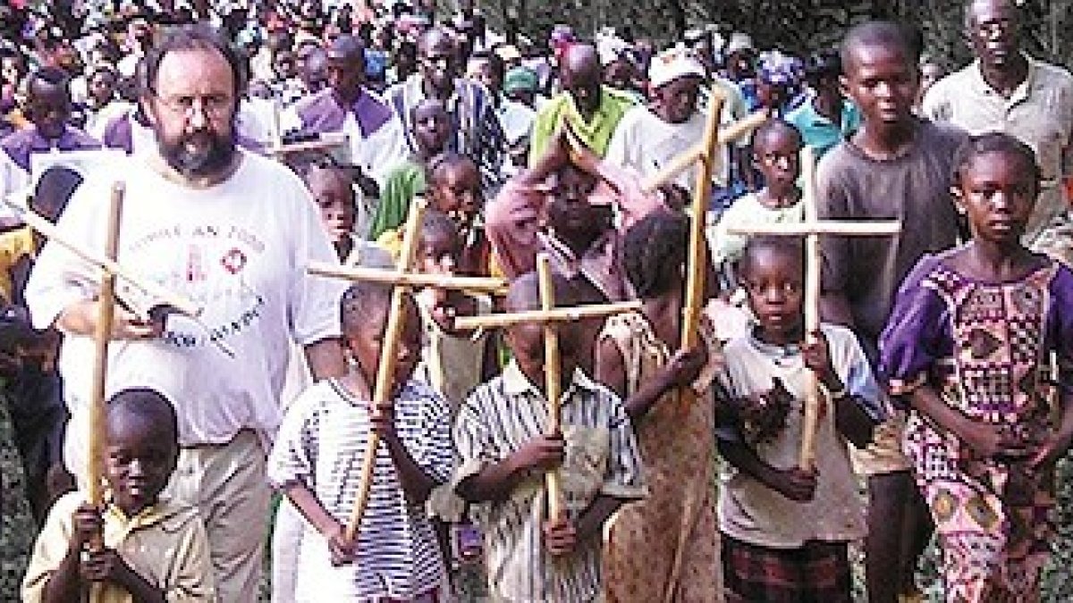 Guiar al pueblo bajo el signo de la Cruz en circunstancias hostiles: muchos se dejan la vida en ello.