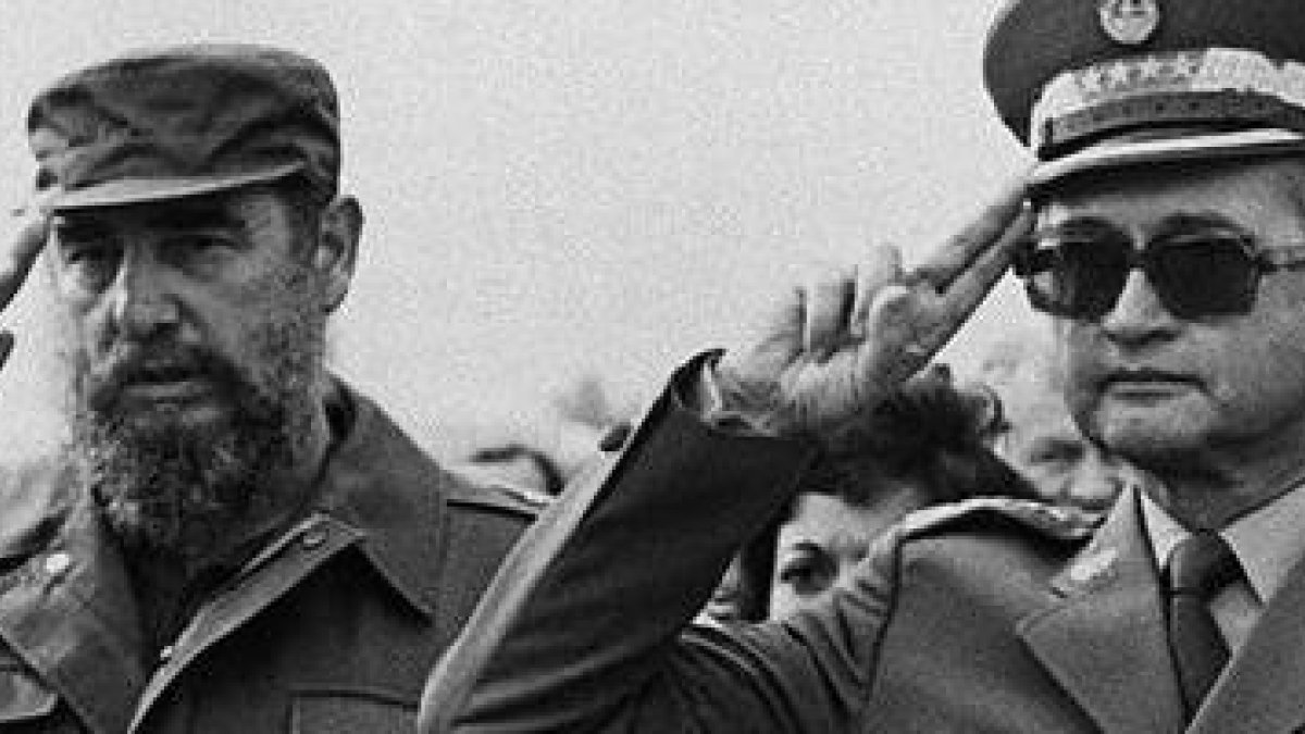 Jaruzelski con Fidel Castro en 1985, 4 años antes de la caída del Muro en Europa... no en Cuba