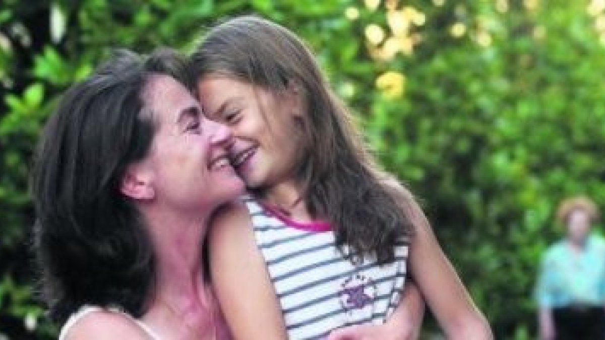 Nuria Rodríguez y su hija Lucía, que ya ha crecido - Foto de Álex Piña en ElComercio.es