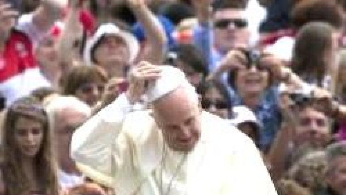 Como cada miércoles, Francisco quiso pasear entre los peregrinos de la Plaza de San Pedro