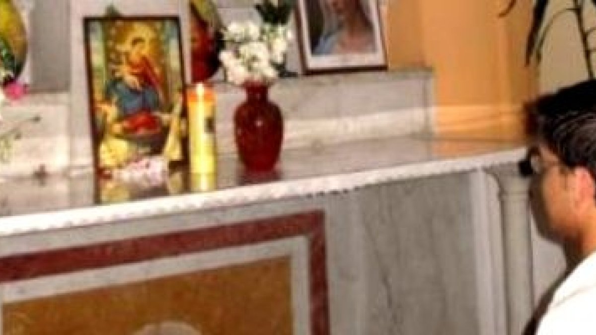 Tarek en oración en una iglesia de Líbano... amenazado de muerte en Siria por convertirse al cristianismo, espera una nueva vida en Canadá