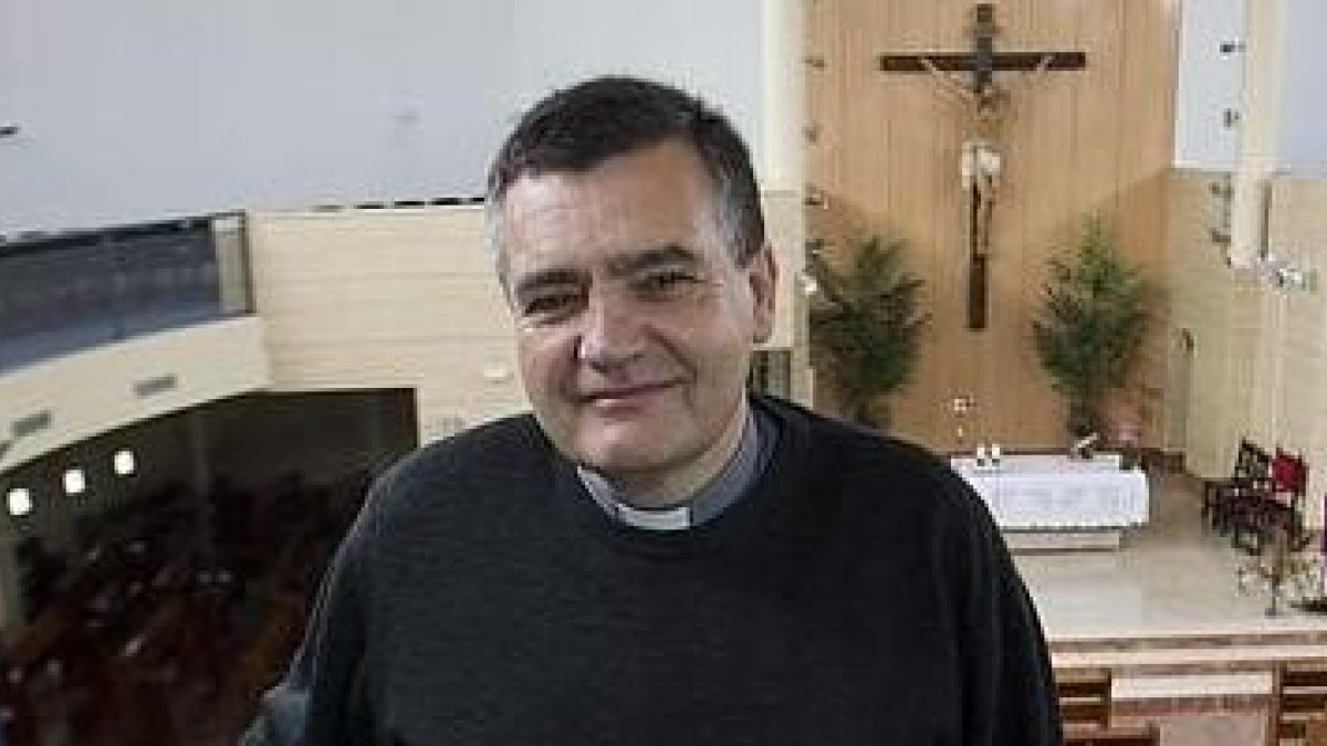 El popular sacerdote y periodista en su parroquia de Madrid, aunque por sus responsabilidades en el Pontificio Consejo de la Familia pasa mucho tiempo en Roma