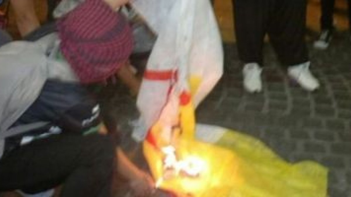 Las abortistas intentan quemar una bandera vaticana ante la catedral... hasta que se la quitaron