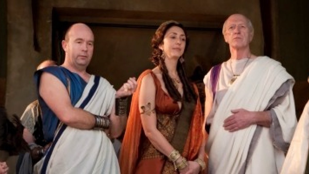 Algunos matrimonios romanos ricos de la serie de TV Spartacus, donde monogamia y fidelidad brillan por su ausencia