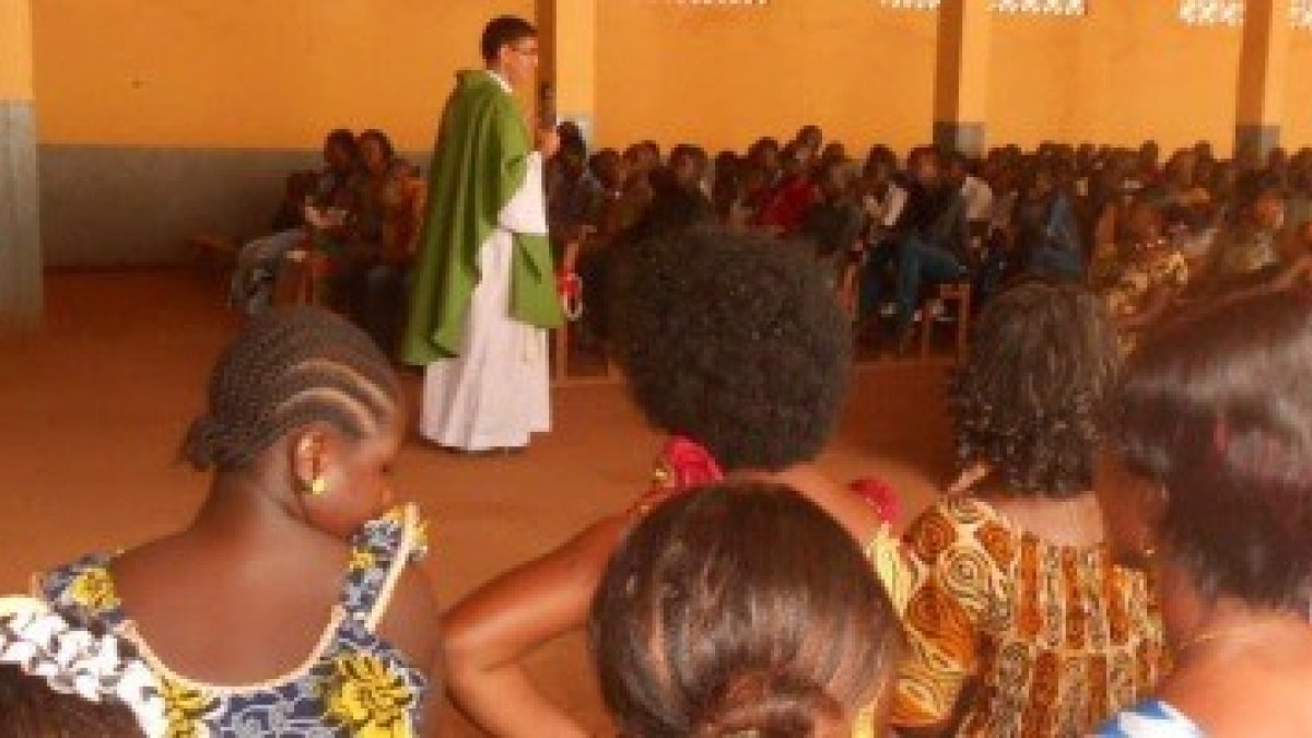 Rafael Sabé predica en misa en Siguiri el 12 de octubre de 2014 - todos oraron por la enfermera española contagiada de ébola