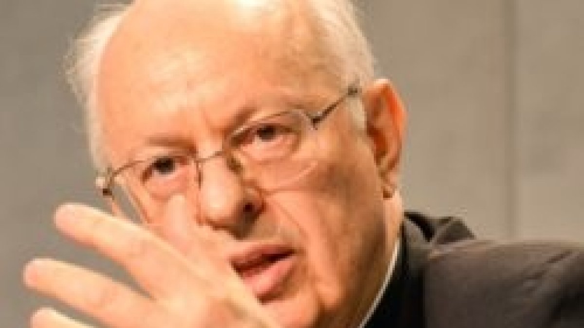 El cardenal Lorenzo Baldisseri presenta la hoja de ruta del Sínodo sobre la Familia de octubre de 2014