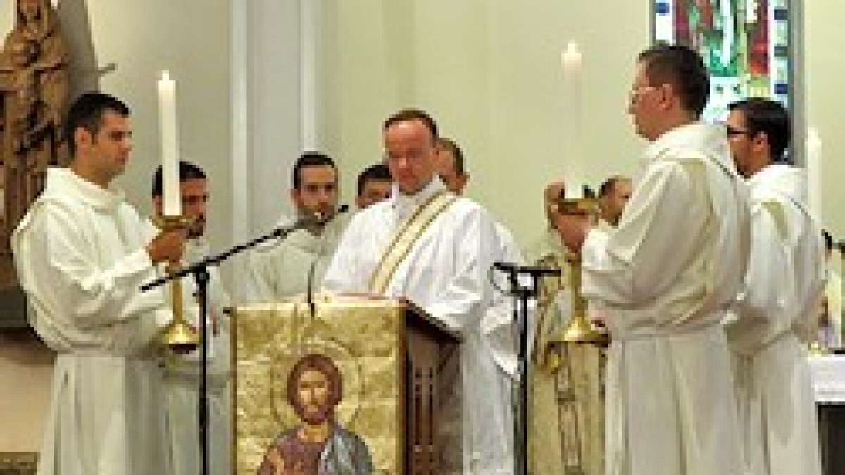 Un momento de la ceremonia de ordenación del padre Anders.