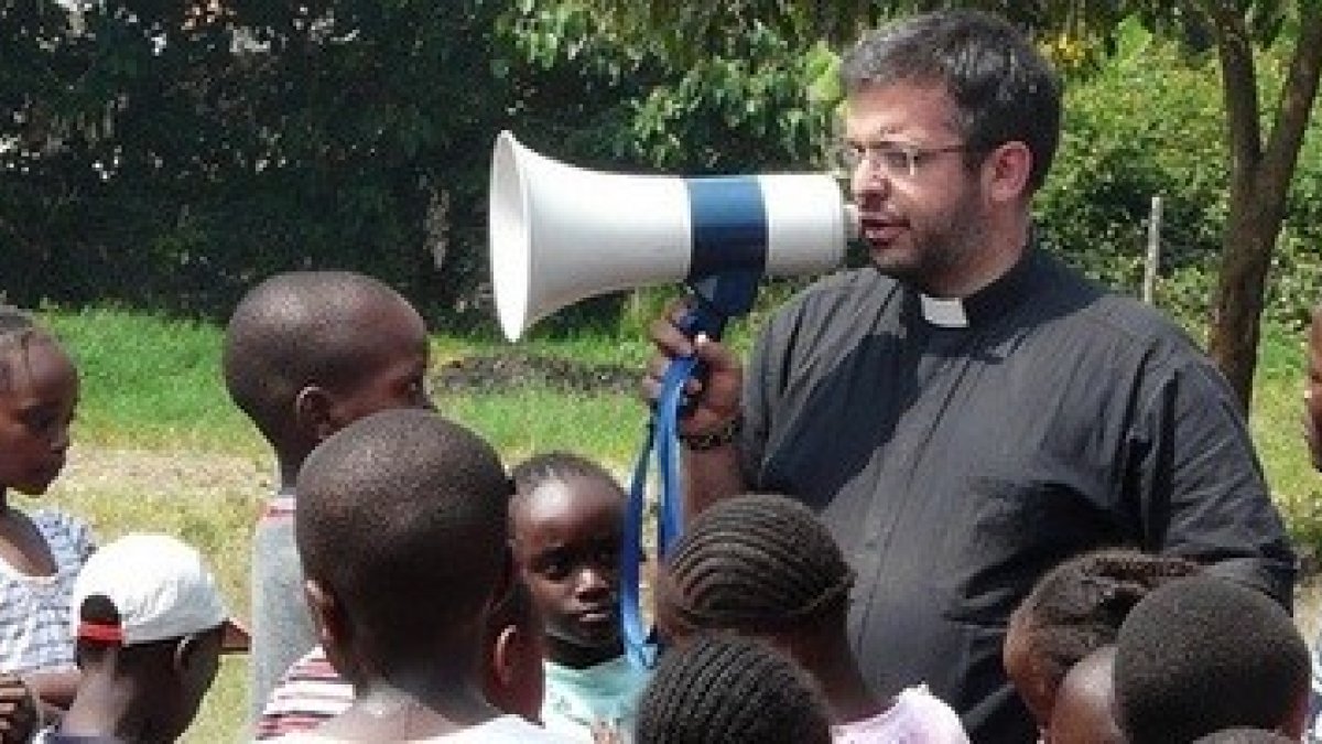 A veces el megáfono es un buen aliado del misionero en África... pero los viajes duros a sitios remotos no suelen faltar