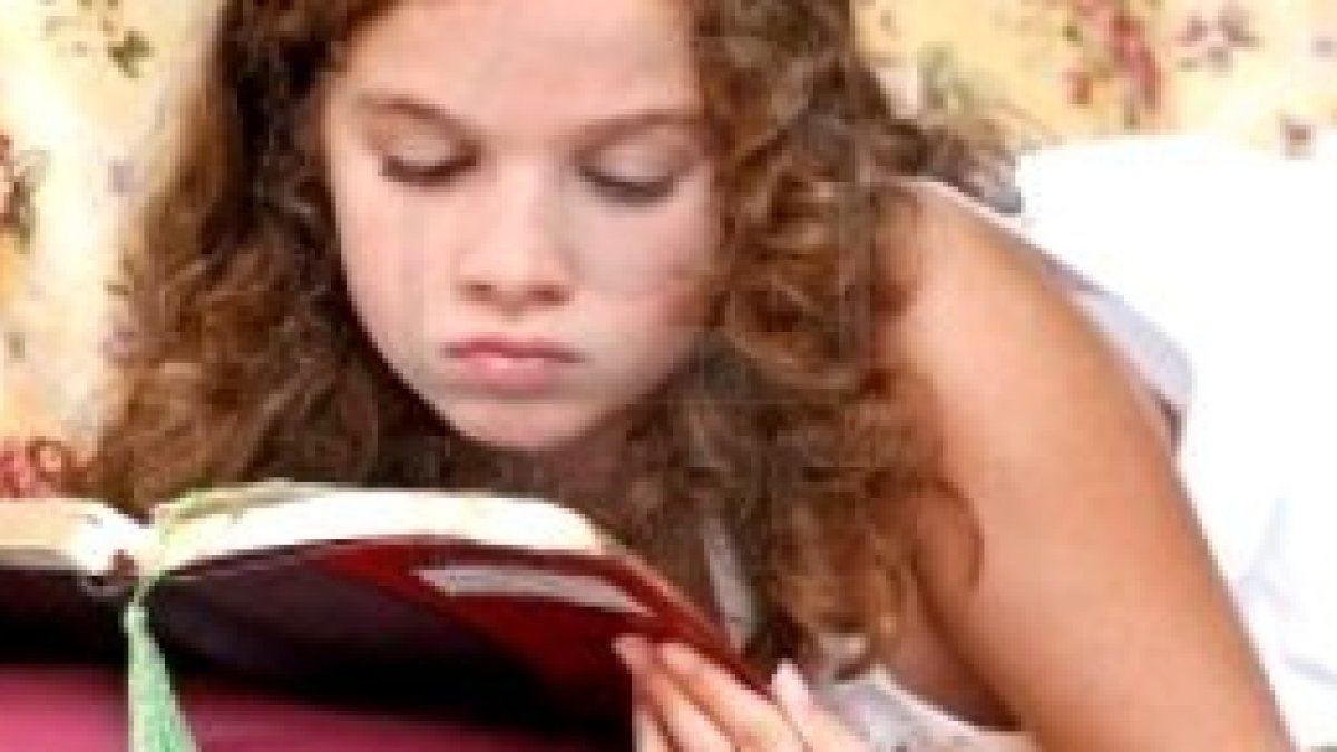 Una niña lee la Biblia... la Escritura no debe ser inaccesible a nadie y da una visión nueva de las cosas