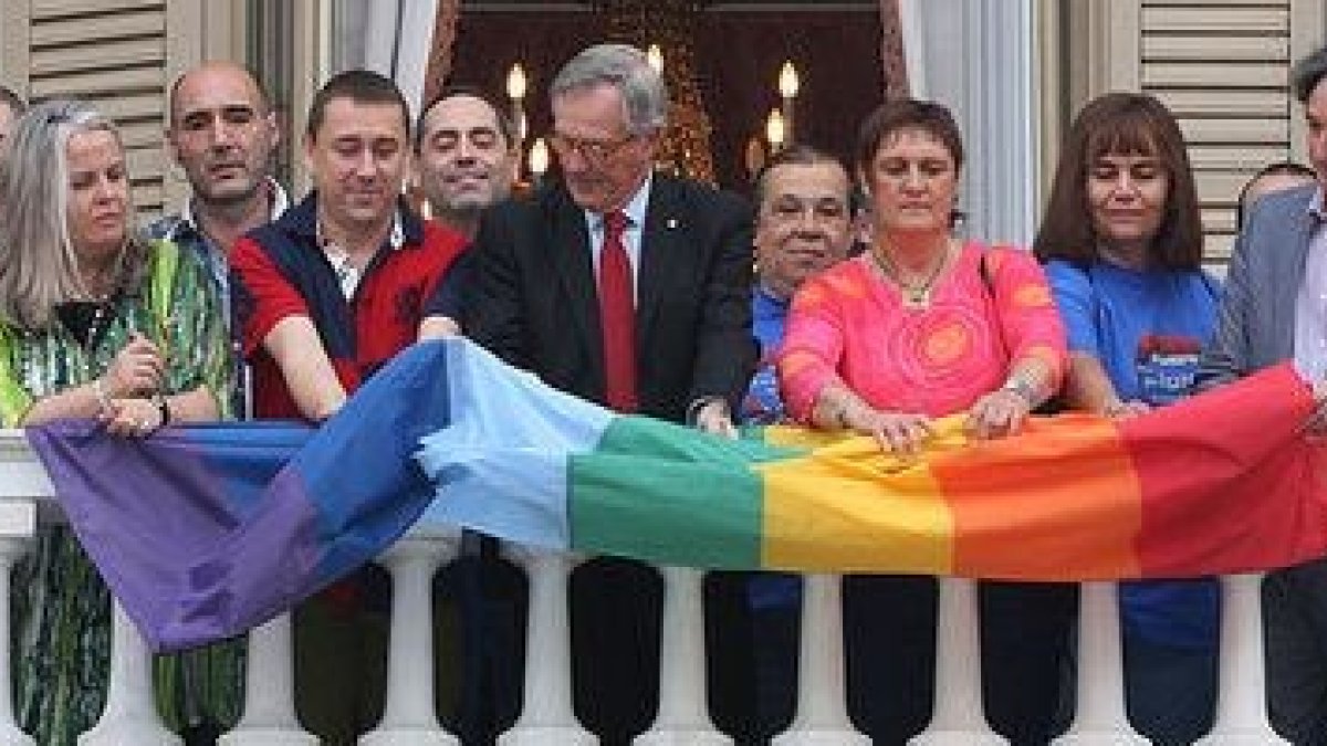 El alcalde Trias, de Barcelona, de CiU, cuelga con destacados líderes del lobby gay la bandera del lobby en el Ayuntamiento barcelonés