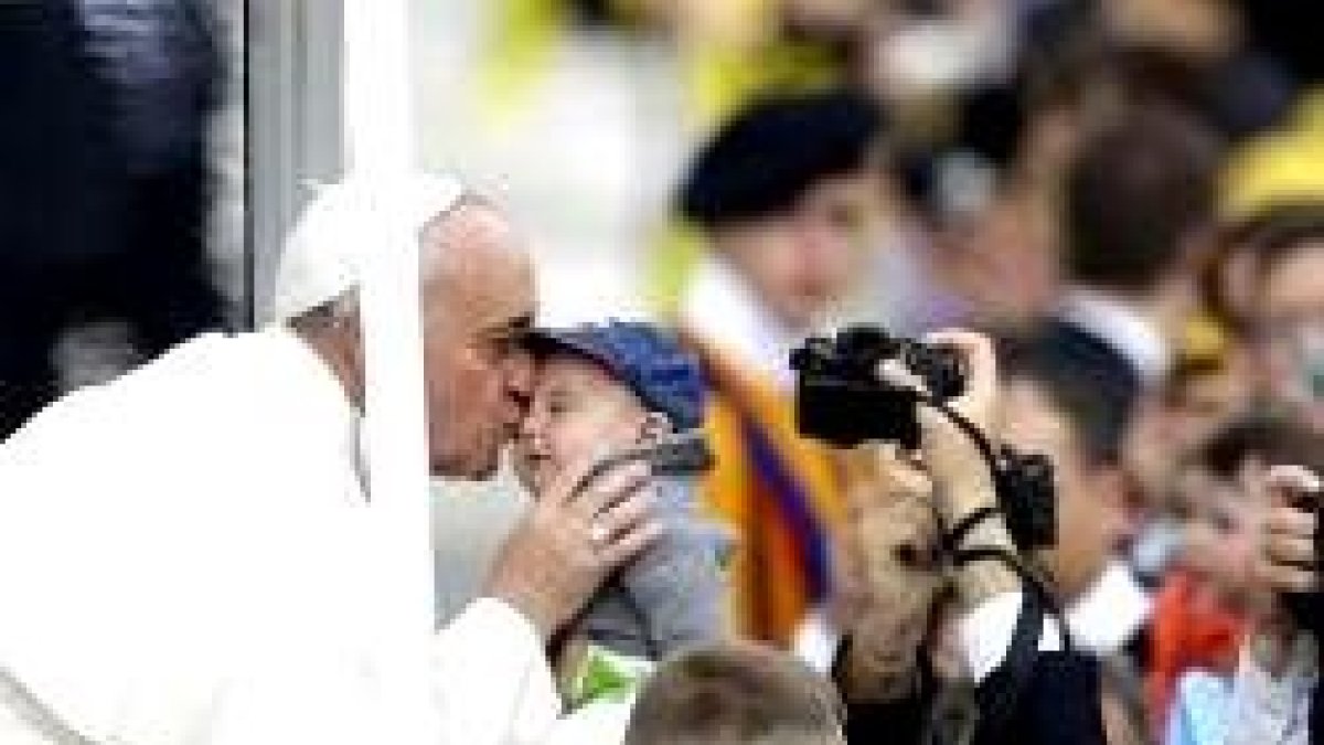 El Papa Francisco en las audiencias de los miércoles saluda a los peregrinos