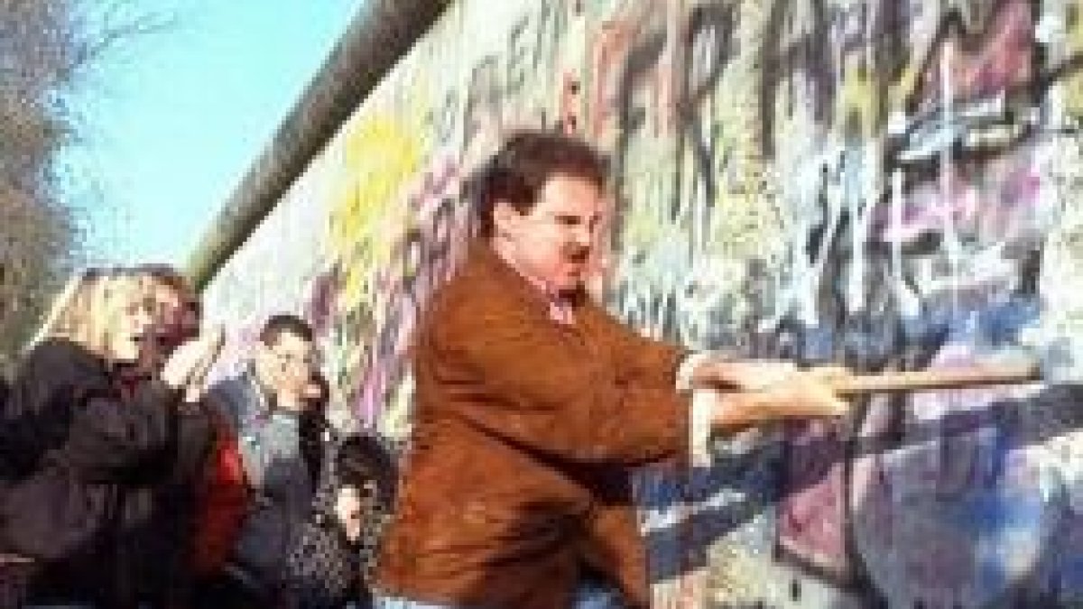 La caída del Muro de Berlín simbolizaría pronto la caída de las tiranías comunistas en Europa