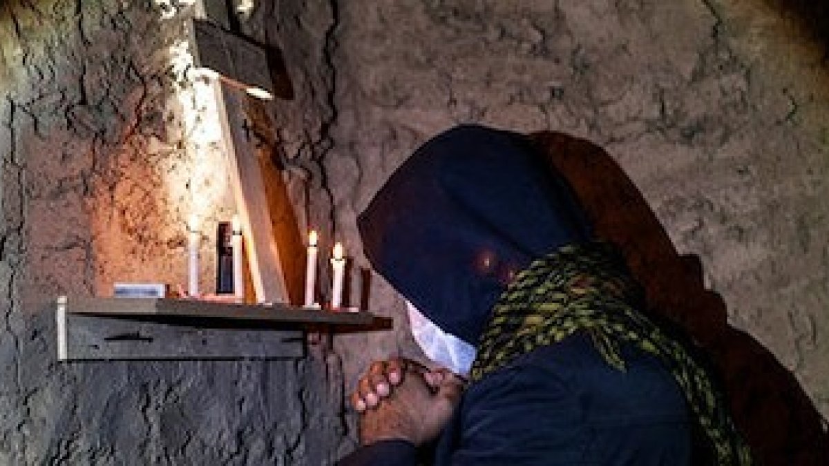 Rezando a escondidas, Josef mantiene la fe en Jesucristo.