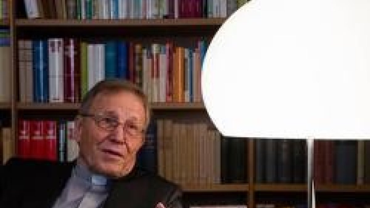 El cardenal Kasper, sentado con muchos libros, mucha luz eléctrica y lejos de África y Asia