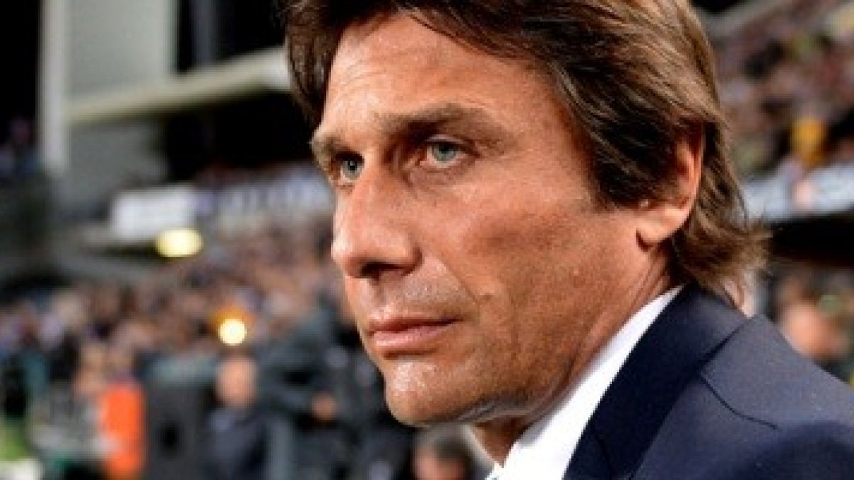 Antonio Conte, entrenador de la selección italiana, arregló su vida de pareja casándose y volviendo a los sacramentos