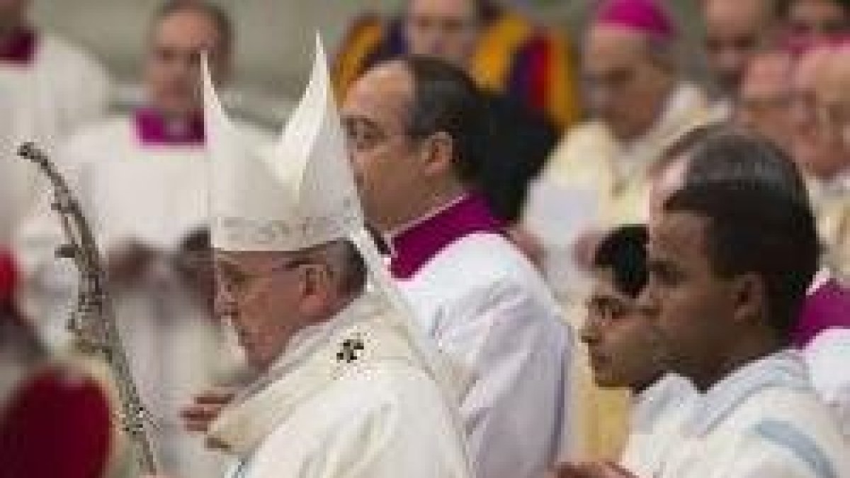 La misa del 1 de enero, con ornamentos azules en honor la Virgen, recuerda el sí de María