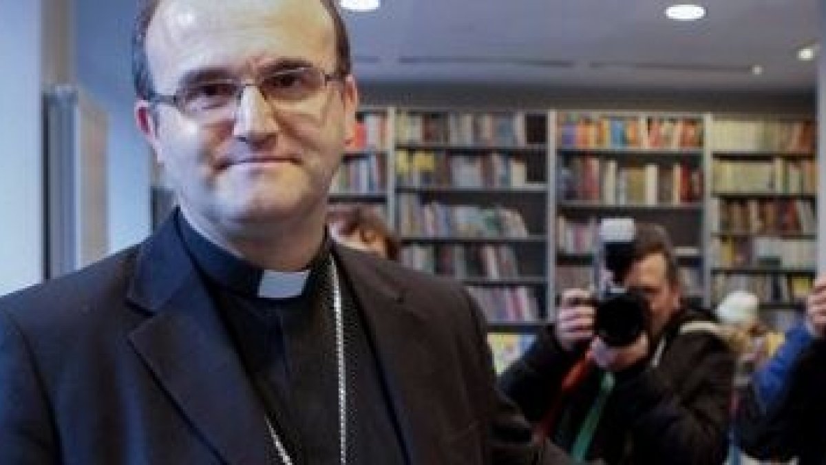 José Ignacio Munilla, con la prensa en una librería, cuando presentó su librito de argumentos contra el aborto