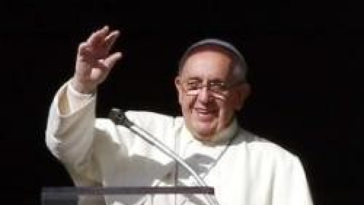 Francisco desde la ventana donde suele dirigir el rezo del Ángelus