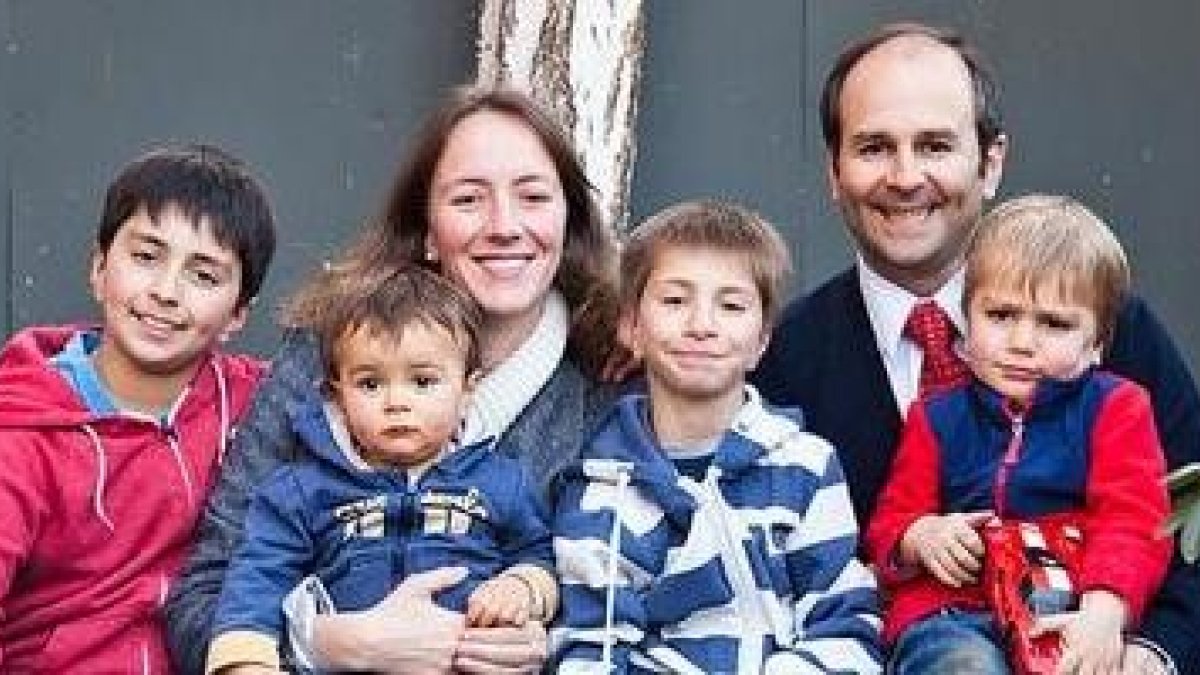 La familia Ureta, Javier, Susana y sus hijos... en el centro, con jersey a rayas, José Ignacio, cuyo corazón dejó de latir media hora