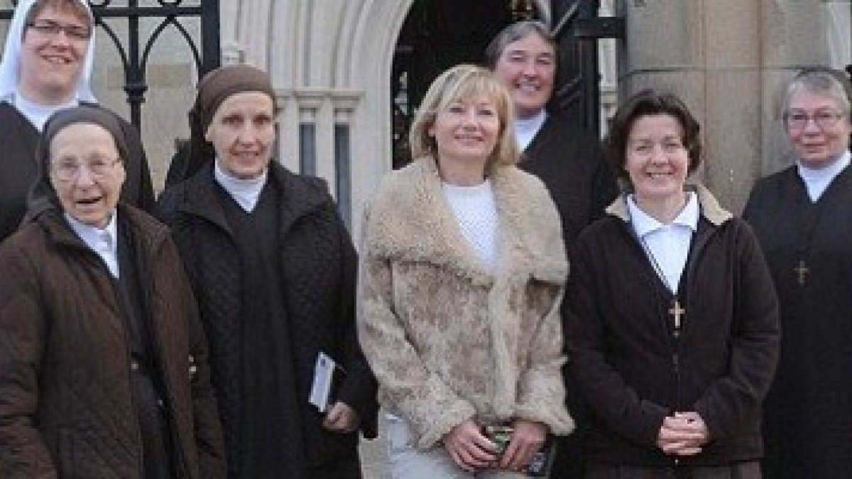 La ya ex-periodista Martina Purdy con las Hermanas de la Adoración y Reparación cuando iban a misa a la catedral