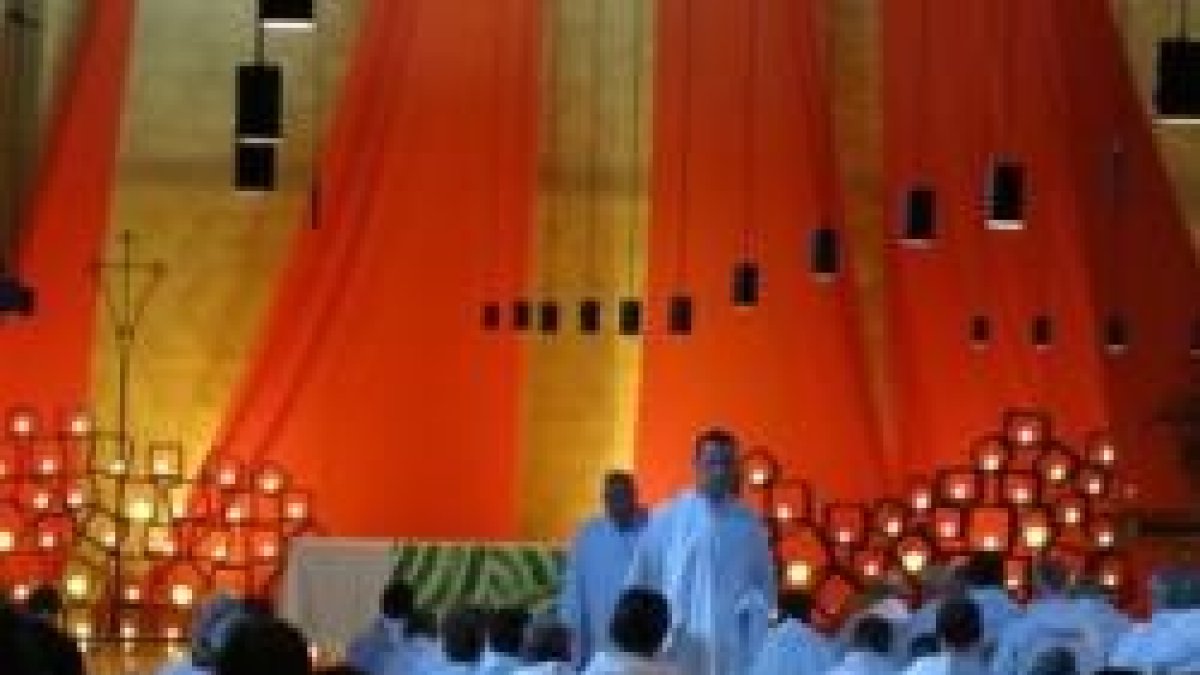 Taizé atrae decenas de miles de jóvenes cada año con oración cantada, velas y austeridad monacal