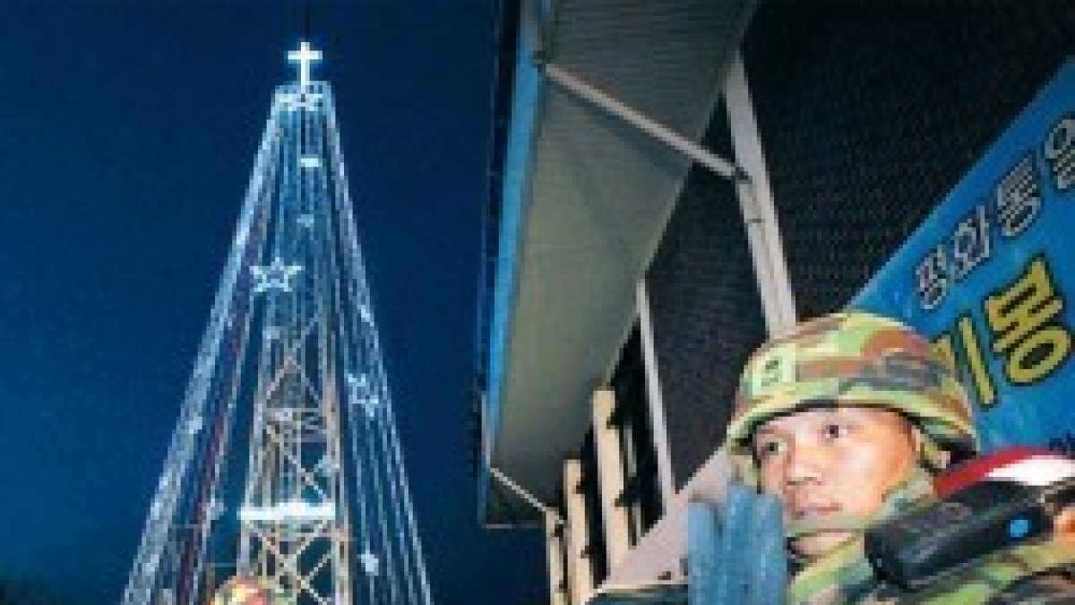 El árbol de Navidad es un símbolo de esperanza que los norcoreanos sólo podrán ver desde lejos y en su lado de la frontera