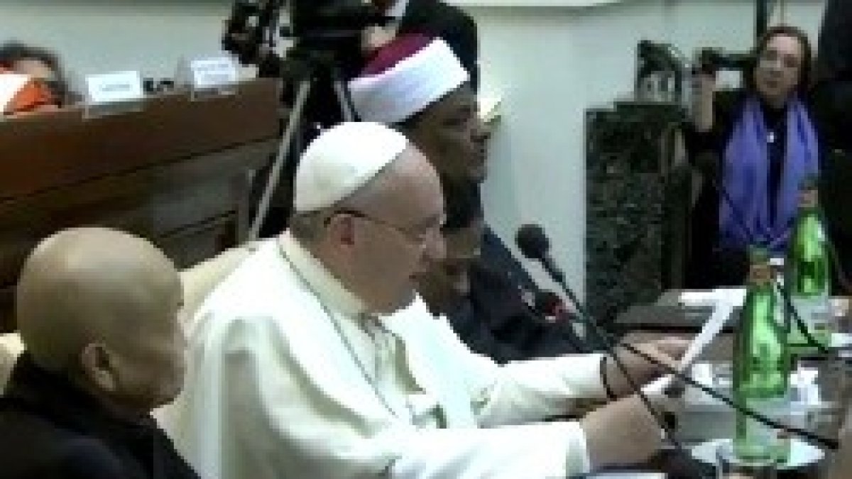 El Papa Francisco se sentó entre representantes de distintas religiones para esta firma conjunta contra la trata y la esclavitud