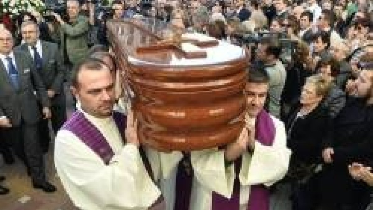 Varios sacerdotes llevaron a hombros el féretro del joven párroco fallecido en el accidente de Cieza