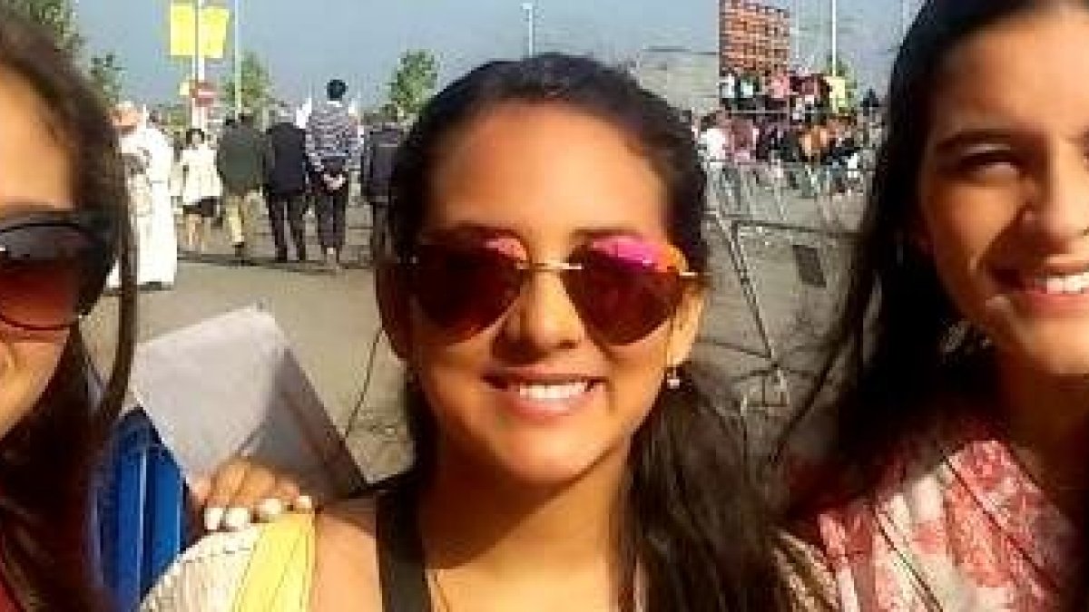 Estas chicas de Ecuador llegaron a la beatificación en Madrid vendiendo negritos -dulces brownies- y con algo de ayuda de familias