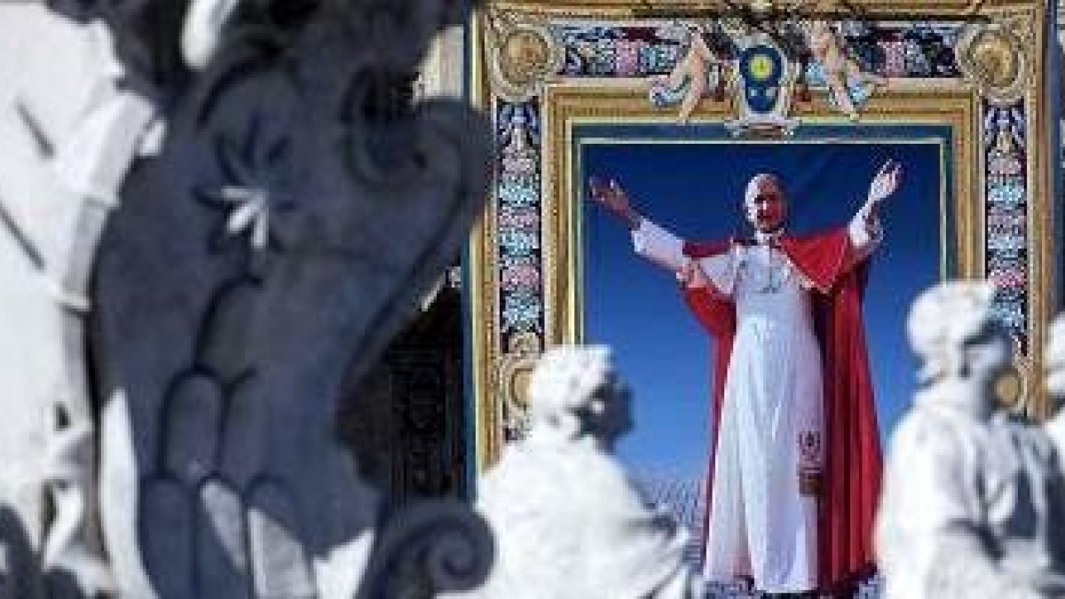 Pablo VI en el tapiz de beatificación, de cuerpo entero para expresar su salida al mundo como viajero