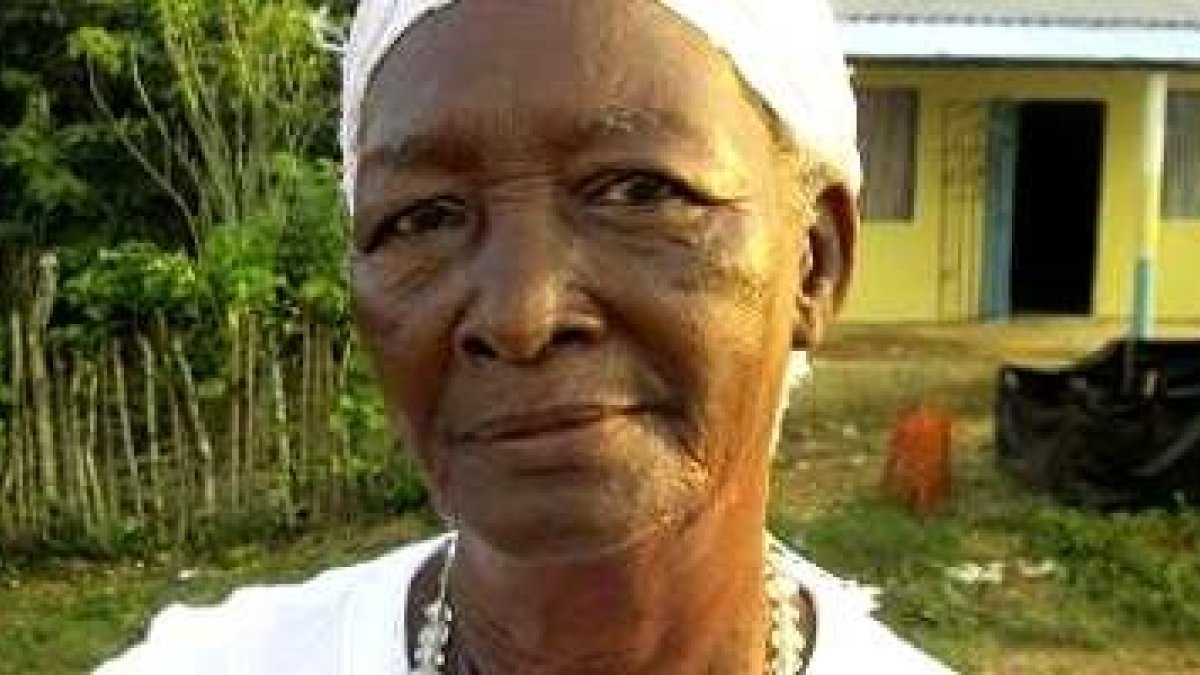 Mónica Reyes, de San Basilio de Palenque -en Colombia- quería poder leer la Biblia, y aprendió a leer a los 81 años