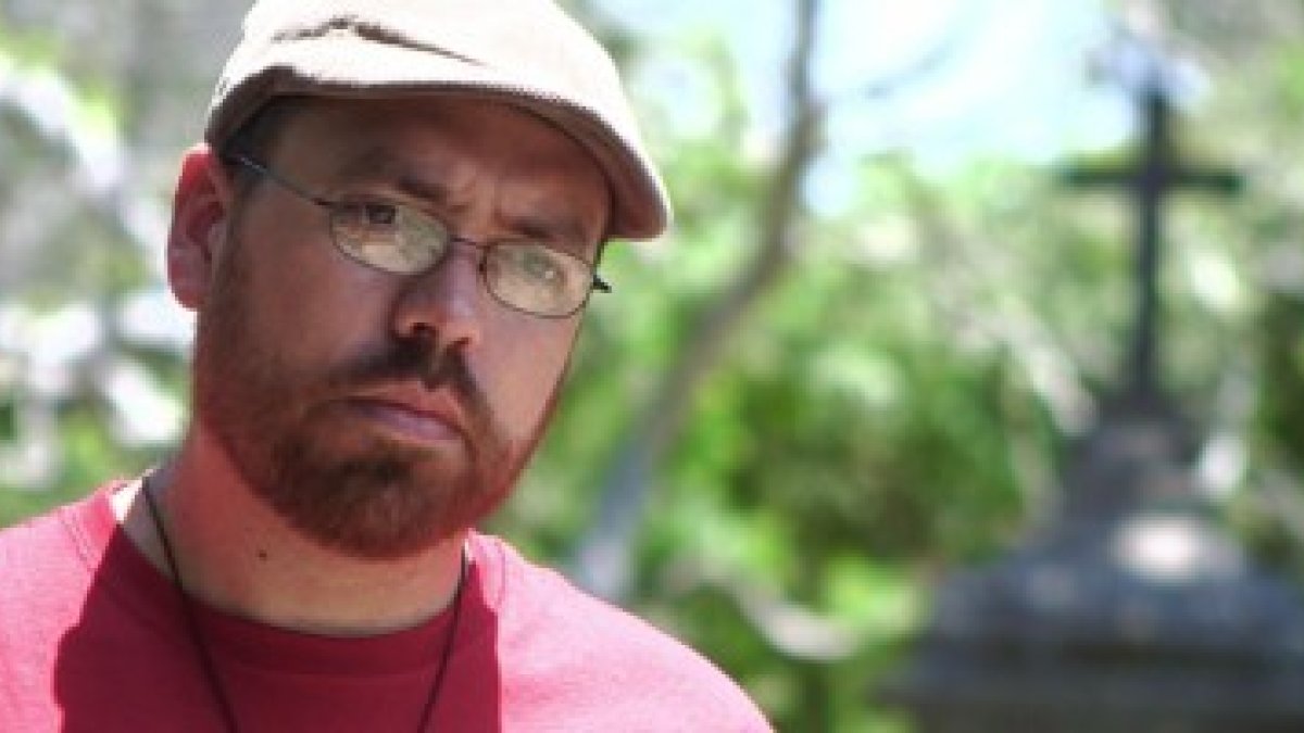 Salvador dedica una tarde cada semana a tratar con prostitutas y travestis y decirles que para Dios ellos son valiosos y amados como hijos