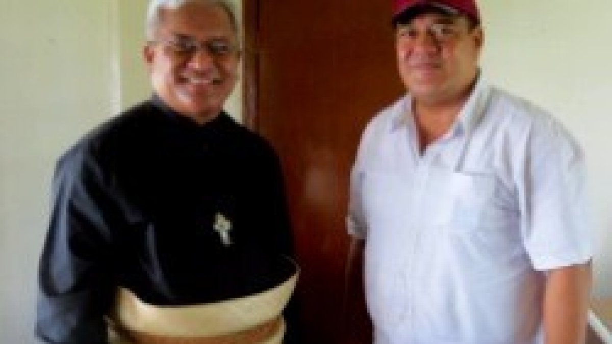 El arzobispo Soane Mafi de la isla de Tonga -a la izquierda, con un feligrés- una de las sorpresas cardenalicias