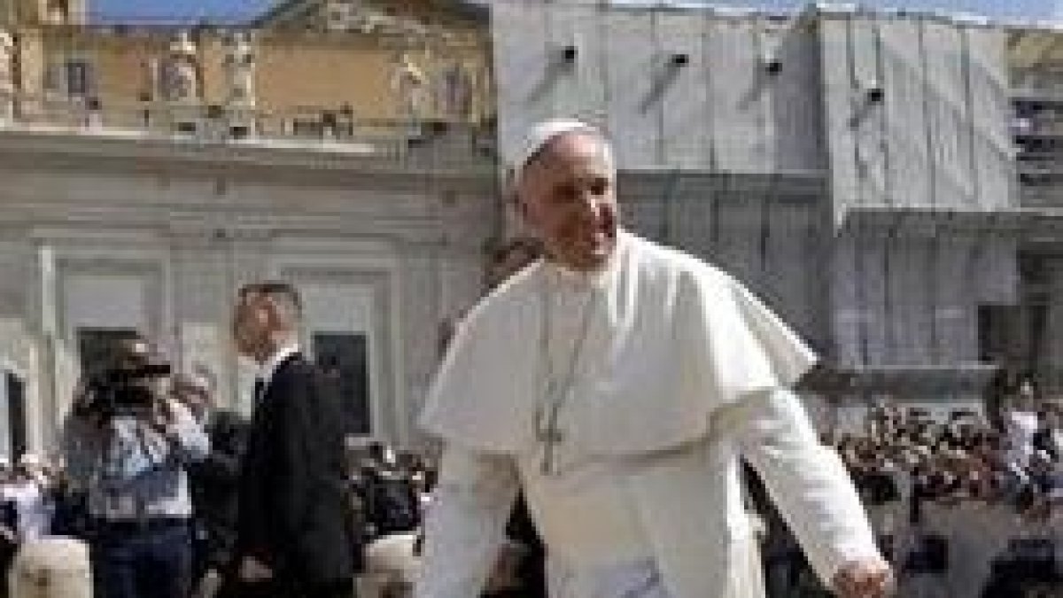 Un detalle del Papa Francisco en la audiencia al volver de saludar al pueblo congregado