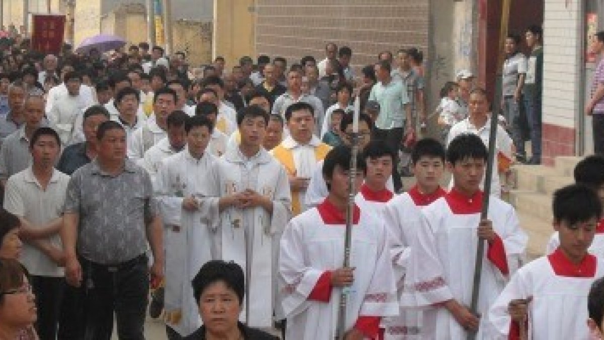 Católicos en procesión en la calle... la presión del Gobierno depende de las regiones, y se permiten actos de la Iglesia llamada patriótica