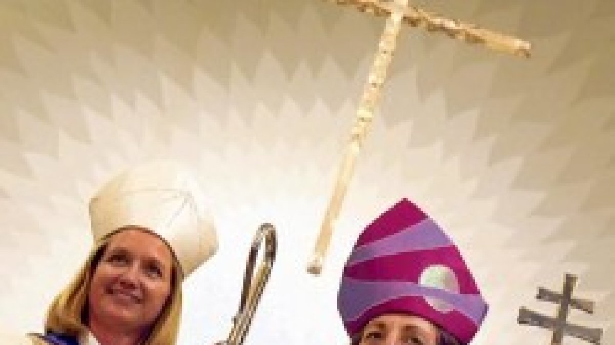 La nueva obispesa episcopaliana de El Camino Real -en California, unos 16.000 feligreses- con la obispesa presidenta de la Iglesia Episcopaliana