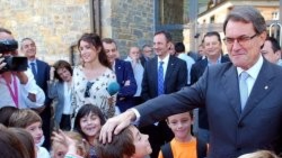 Artur Mas con unos escolares - las leyes de privilegios gay incluyen adoctrinamiento escolar obligatorio en ideología de género