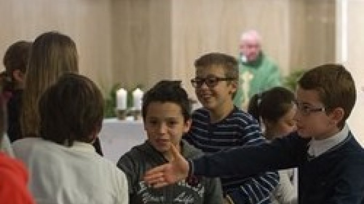 Hubo niños en la misa matinal en Santa Marta con el Papa el viernes 14 de noviembre