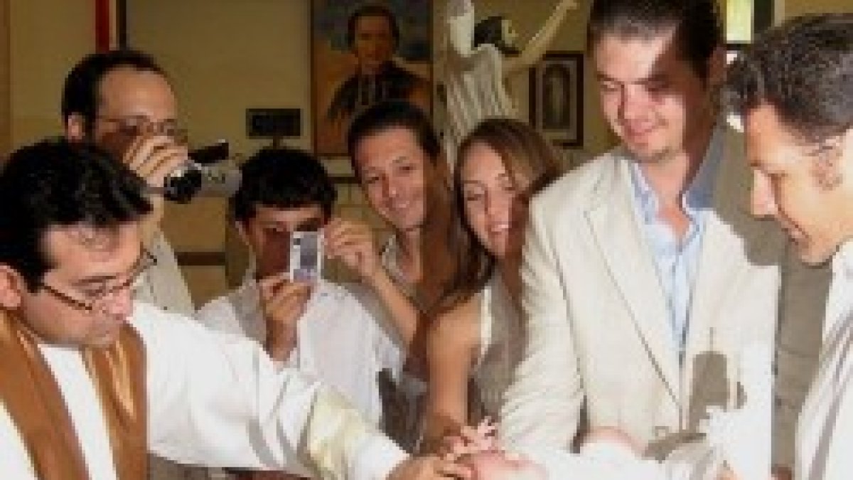 Pese a lo que pudiera parecer, los cristianos no se reproducen por vía sexual... sino mediante el bautizo, que es la forma de hacer nuevos cristianos