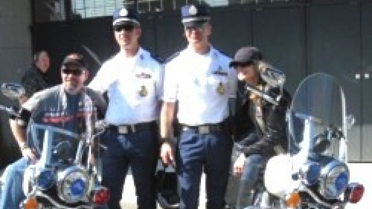 Dos policías de la Gendarmería Vaticana se hacen unas fotos con fans de la moto Harley-Davidson en el aniversario de este vehículo celebrado en San Pedro