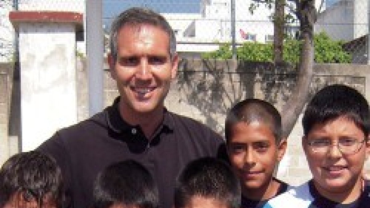 Alberto Ares, delegado de Acción Social de los jesuitas en España, con unos chavales