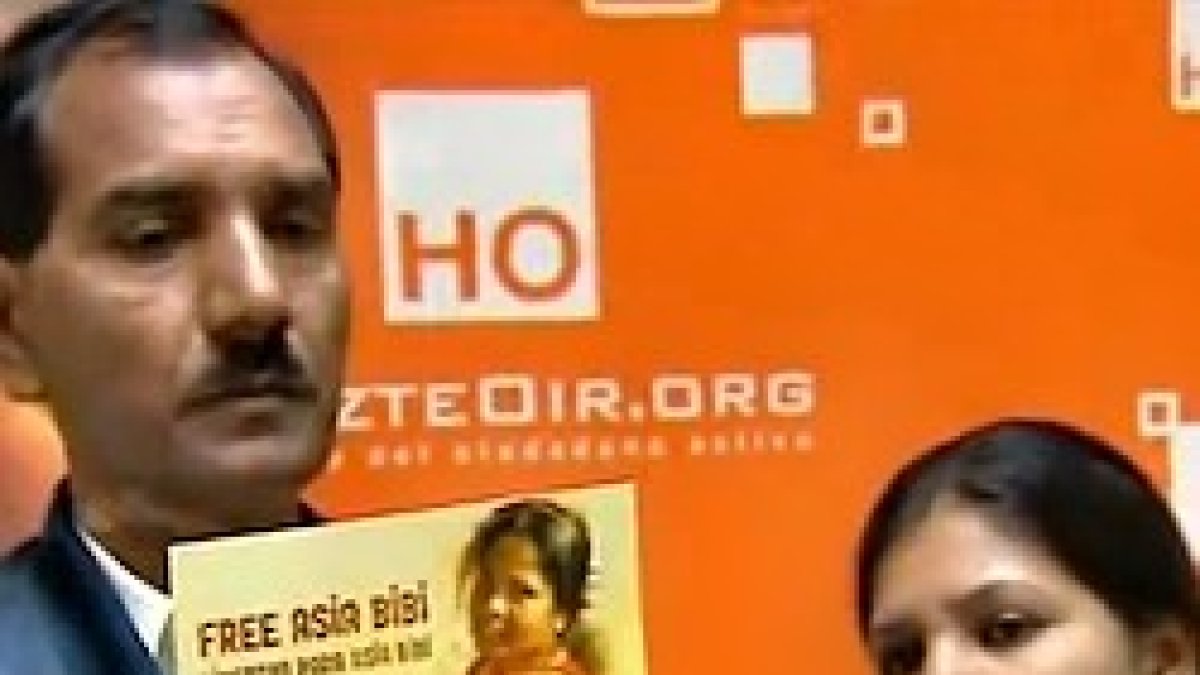 El marido y una de las hijas de Asia Bibi, durante su paso por España en 2012.