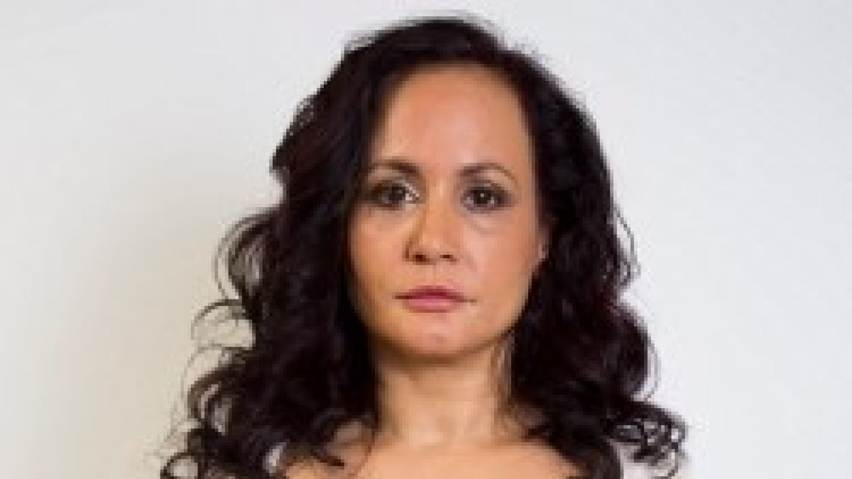 Tess tiene 50 años, lleva sin sonreír desde la adolescencia, admite ser vanidosa y estar orgullosa de su piel tersa