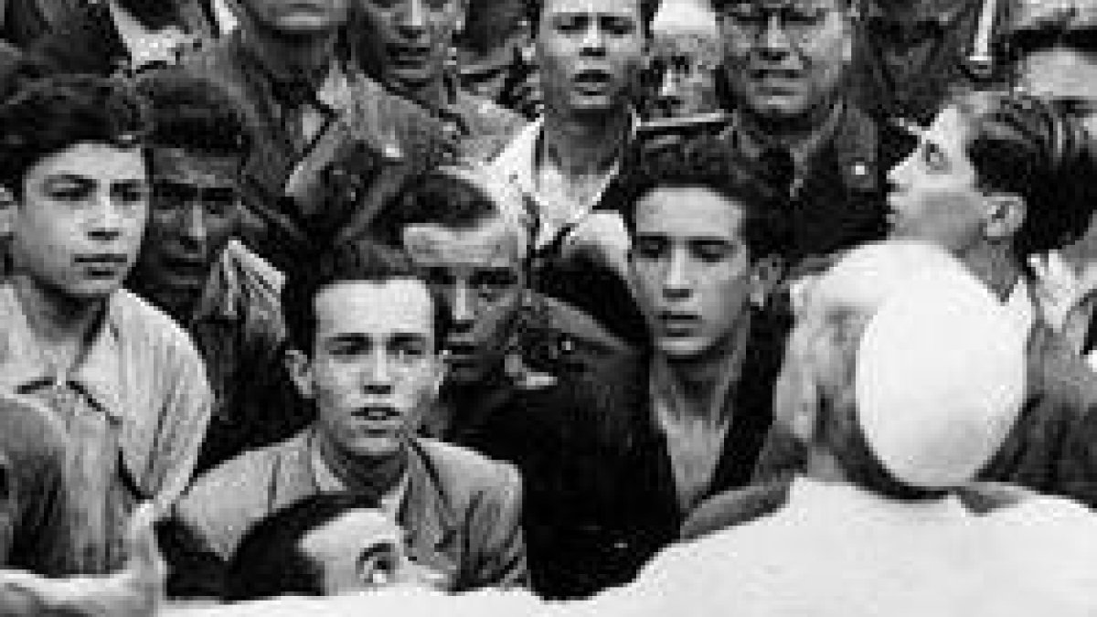 Pío XII el día de la liberación de Roma, mezclándose con el pueblo