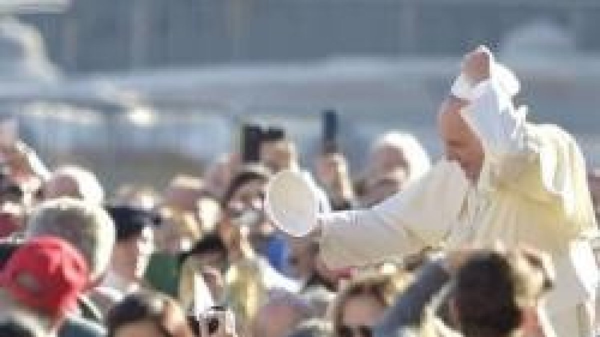 El Papa Francisco con la gente en la plaza de San Pedro para la audiencia de cada miércoles