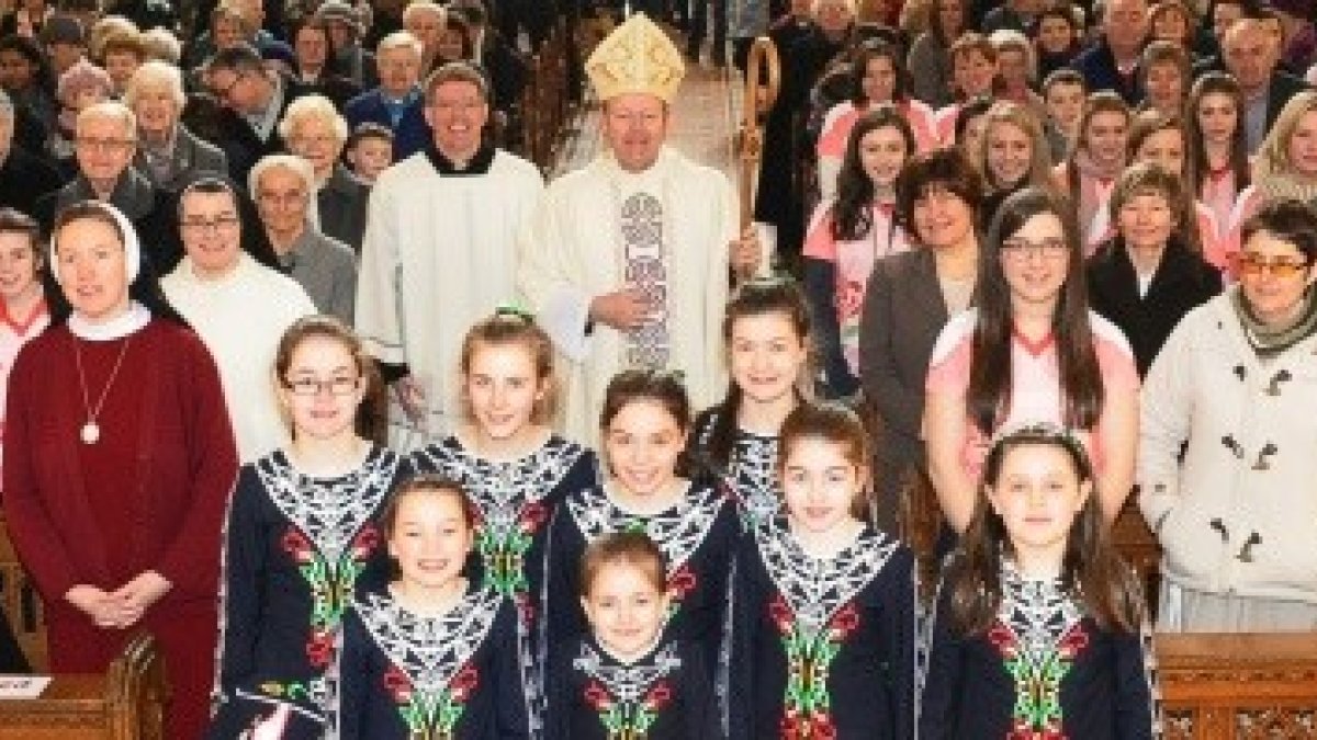 El arzobispo de Armagh acompaña a las chicas de Rise of the Roses -de rosa- y las religiosas implicadas