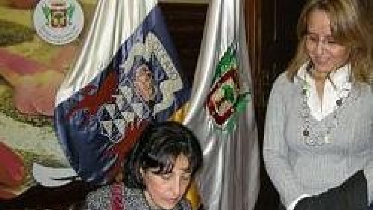 Ana María Díaz Pérez, historiadora canaria, firma uno de sus libros