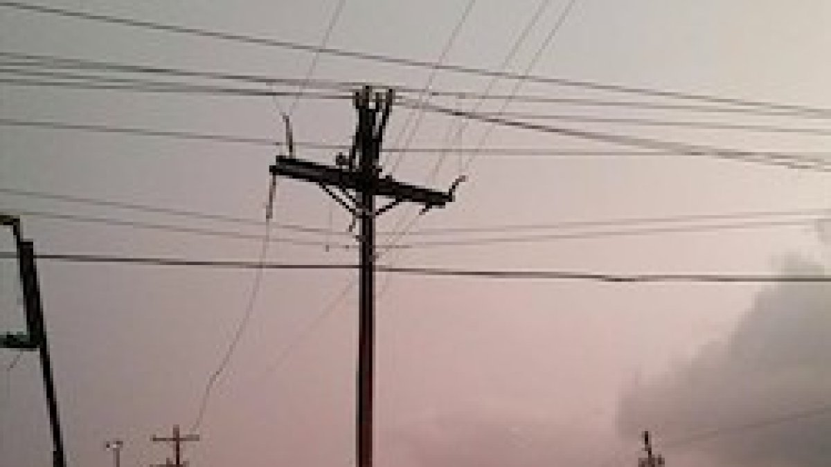 Un poste enganchado en otros se transformó en una imagen consoladora en medio del desastre.