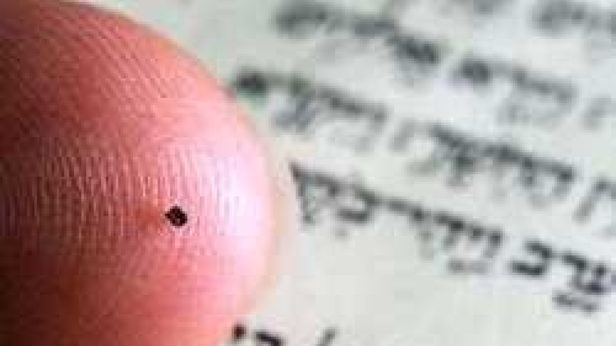 Este puntito sobre un dedo es la nanobiblia del Museo de Israel... en realidad, sólo contiene los 5 primeros libros, el Pentateuco