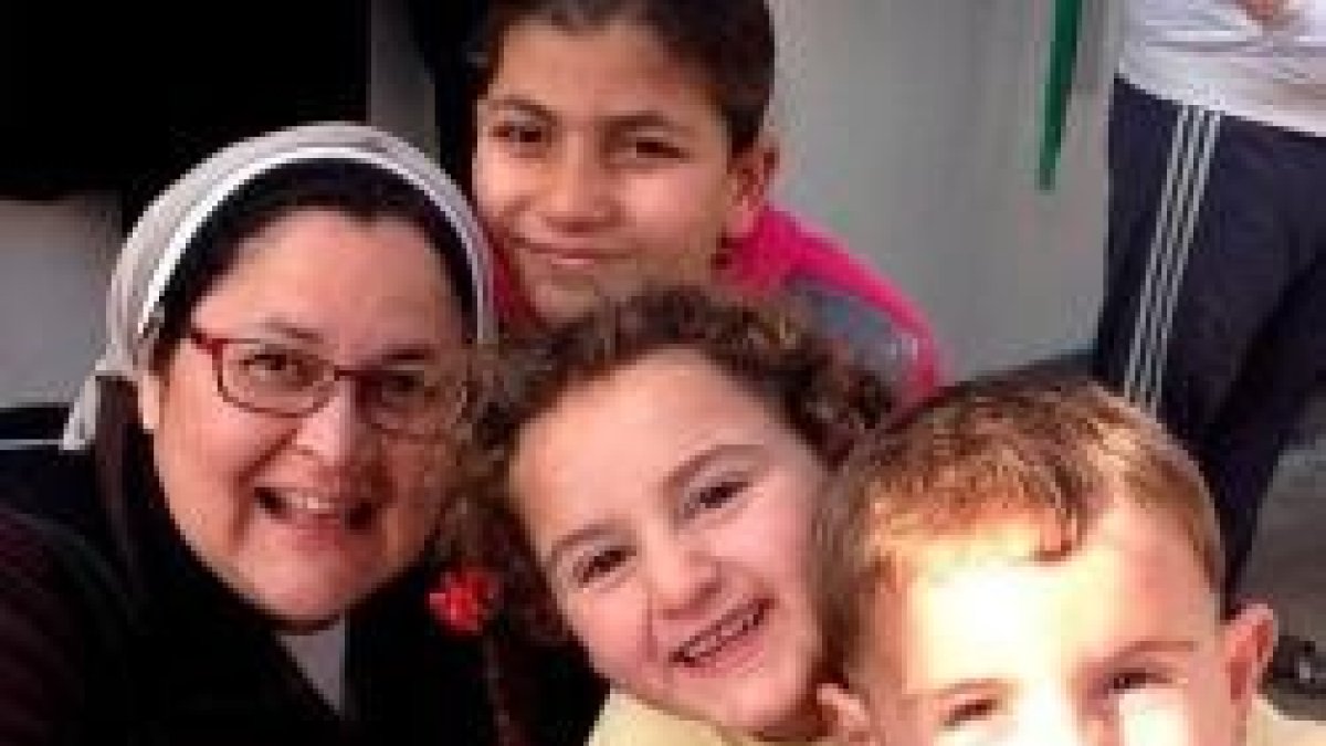 Xiskya Valladares, monja tuitera y una de las impulsoras de iMisión, en Irak con niños desplazados